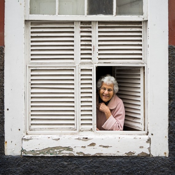 Alte Frau am Fenster iKlicK auf Pixabay .jpg
